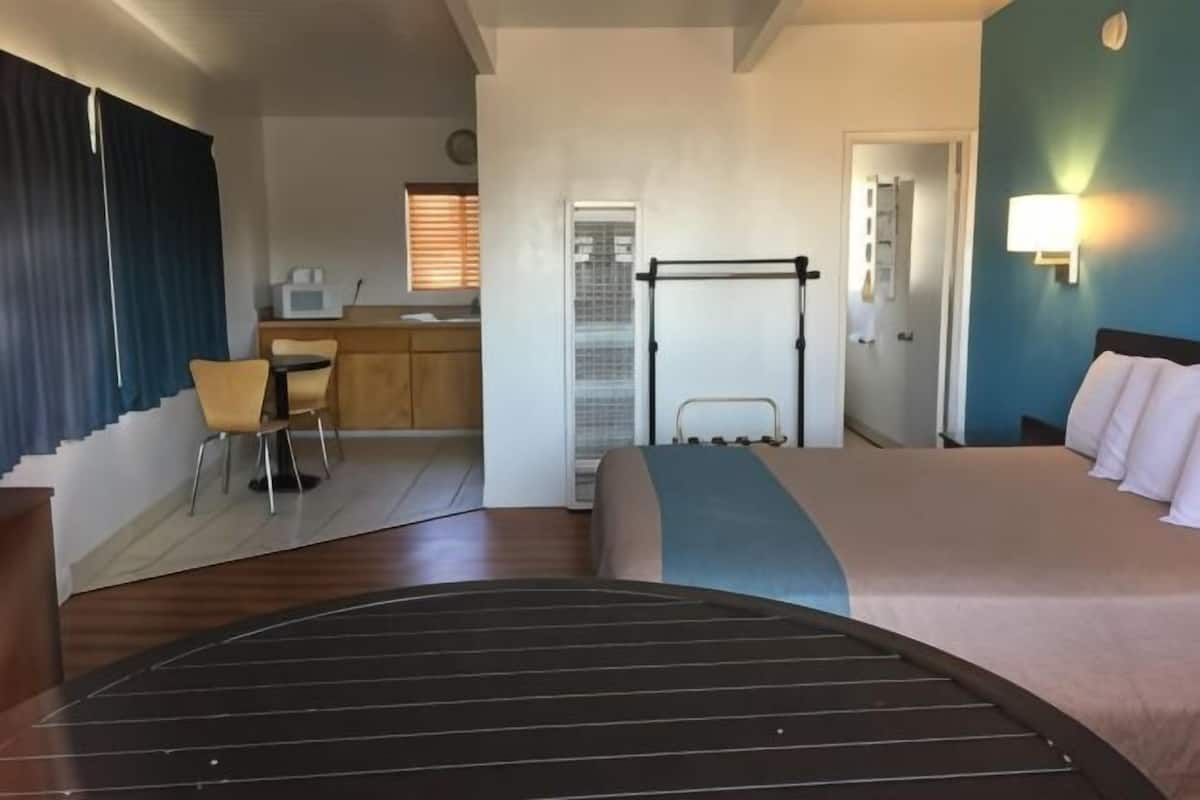 Cortinas opacas, wifi gratis, ropa de cama