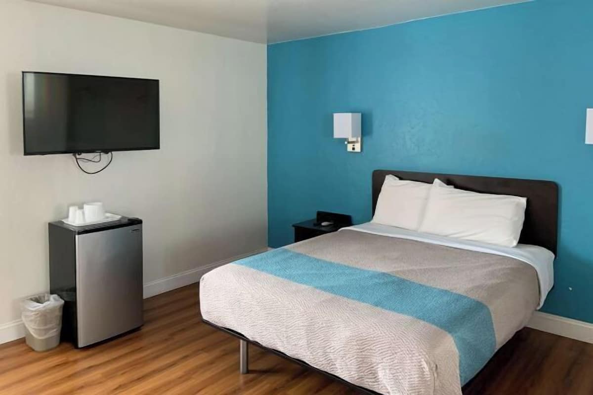 Cortinas opacas, wifi gratis, ropa de cama