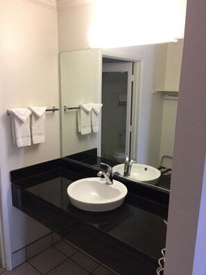 Kombinert dusj/badekar, hårføner og håndklær