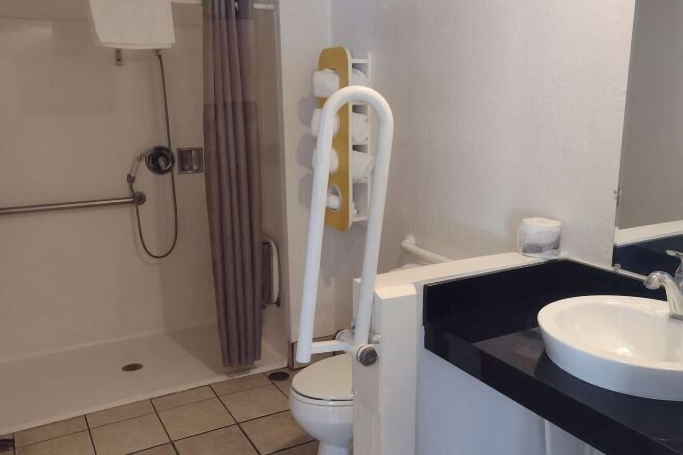 Combined shower/bathtub, hair dryer, towels
