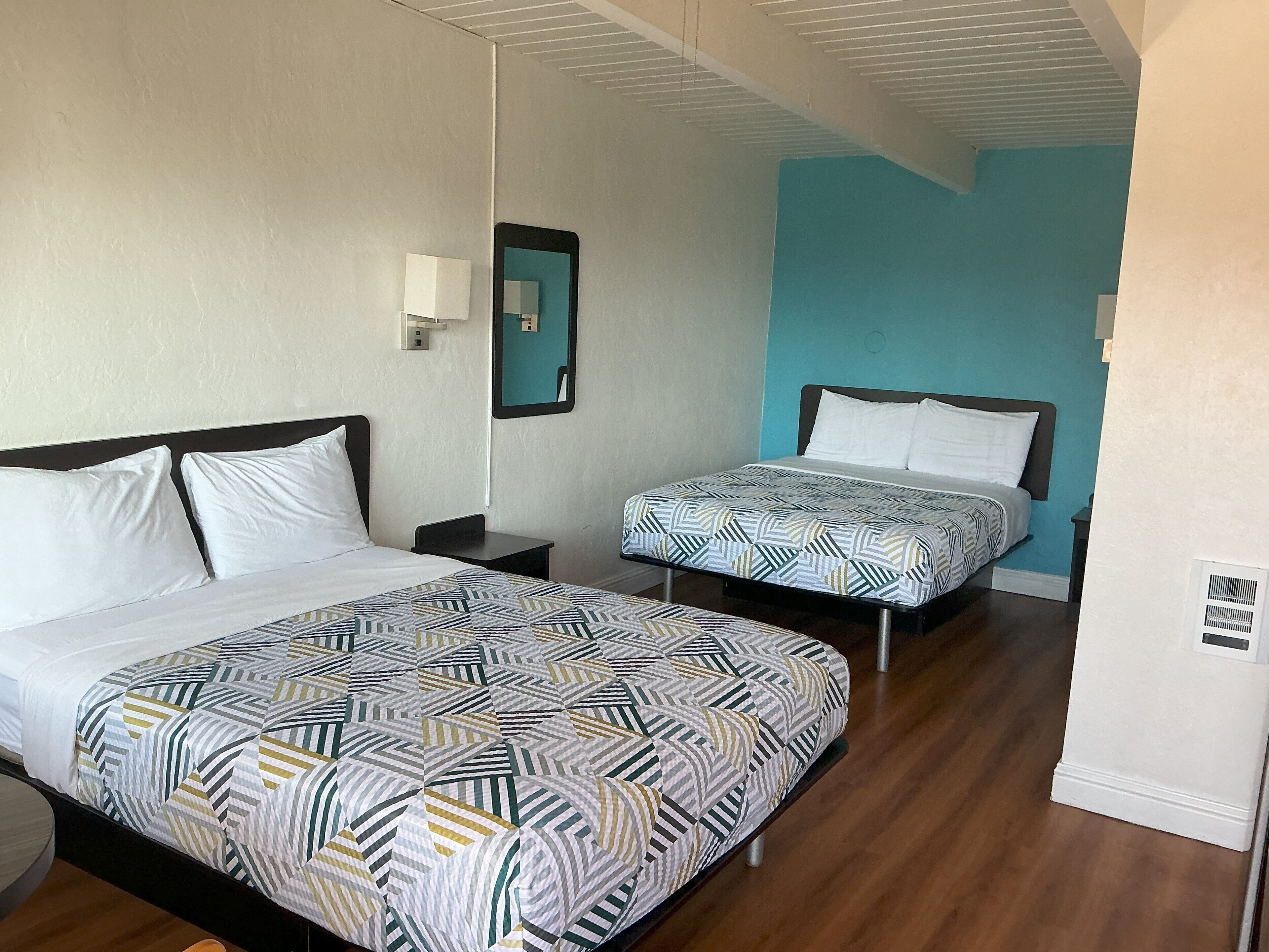 Cortinas blackout, Wi-Fi de cortesia, roupa de cama