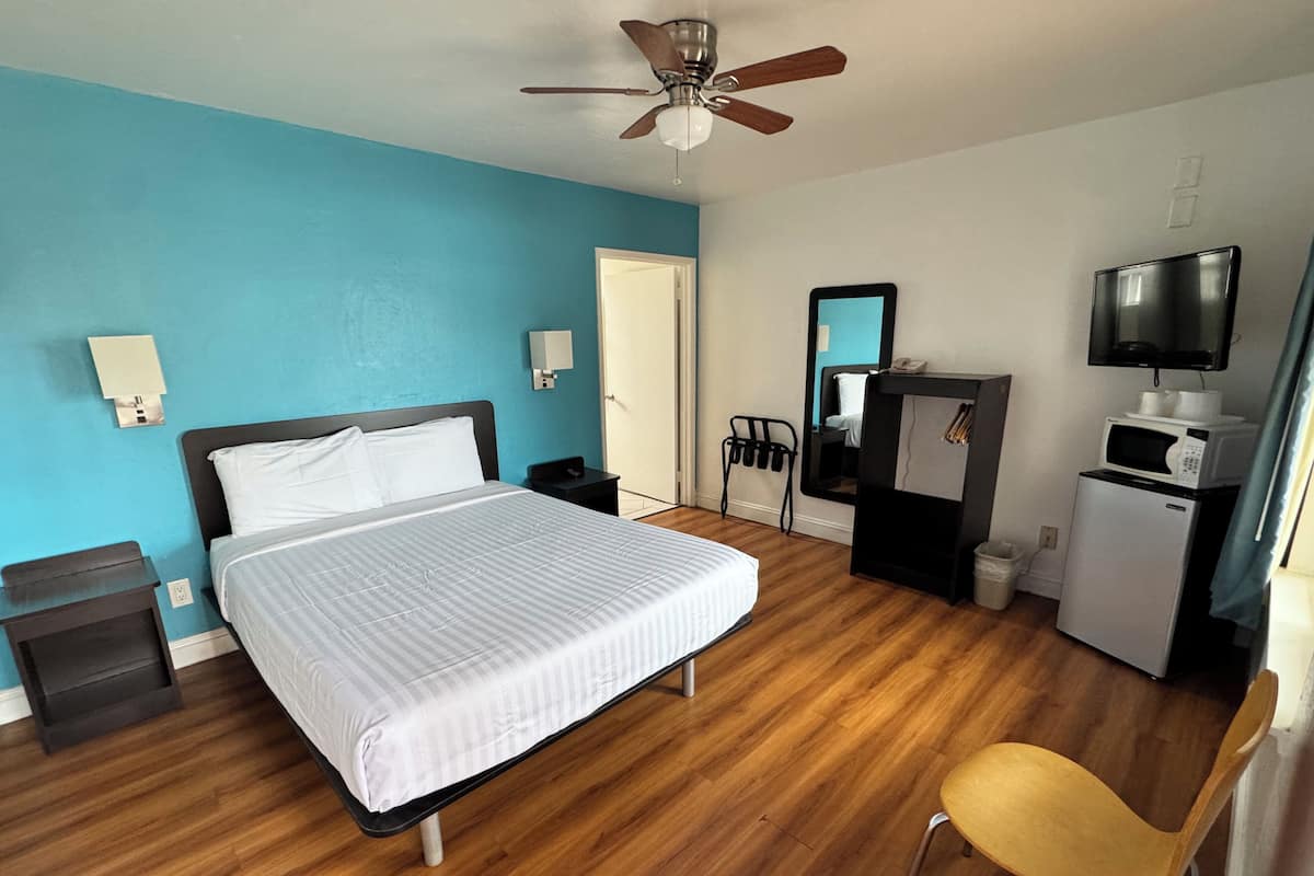Standard Room, 1 Queen Bed, Bathtub Grab Bars | Blackout drapes, free WiFi, bed sheets