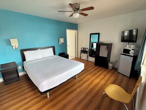 Chambre Standard, 1 grand lit, baignoire avec barres d’appui, réfrigérateur