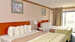 Habitación de hotel con dos camas, cabecero de madera, una lámpara y vistas al exterior.