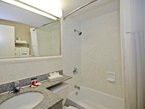 Combined shower/bathtub, free toiletries, hair dryer, towels - Days Inn by Wyndham Atlantic City Beachblock (Atlantic City)