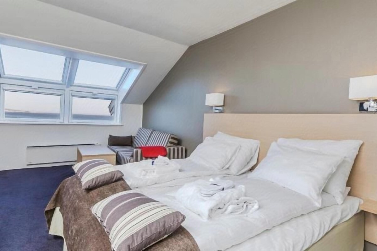 Premium bedding, minibar, blackout drapes, WiFi (free)
