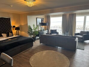 Junior Suite | Premium bedding, minibar, blackout drapes, free WiFi