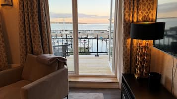 Premium bedding, minibar, blackout curtains, free WiFi