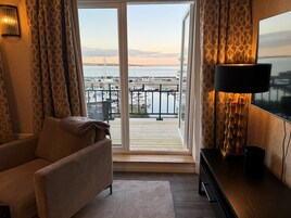 Premium bedding, minibar, blackout drapes, free WiFi