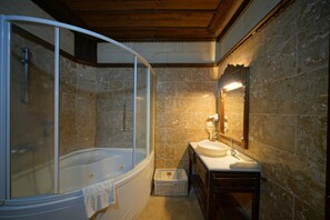 Chambre triple Confort | Salle de bain | Articles de toilette (gratuits), séchoir à cheveux, pantoufles