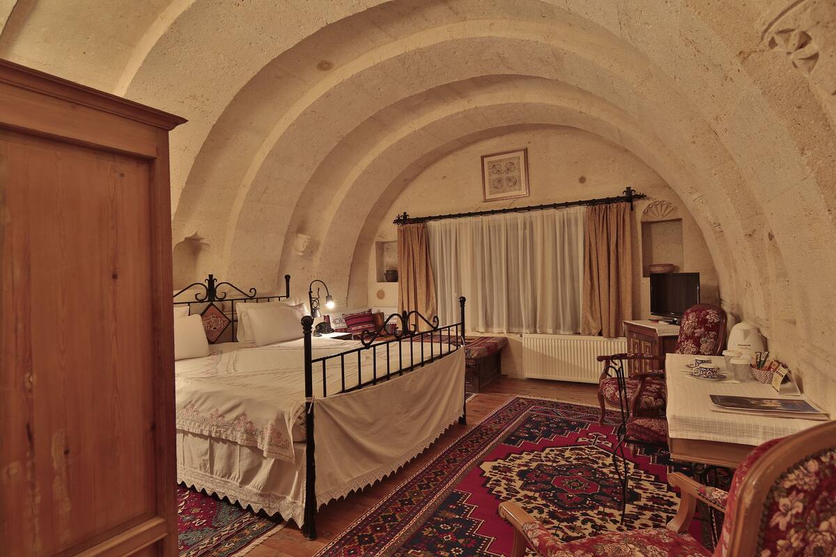 Deluxe Double Room | 1 bedroom, premium bedding, minibar, in-room safe