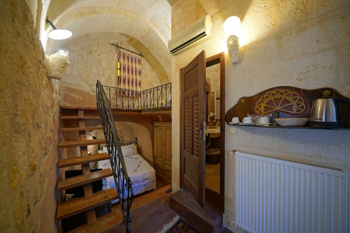 Habitación Cave | Ropa de cama de alta calidad, minibar, caja fuerte y escritorio
