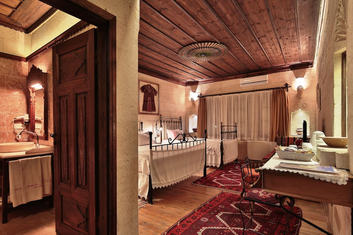 Deluxe Triple Room | 1 bedroom, premium bedding, minibar, in-room safe