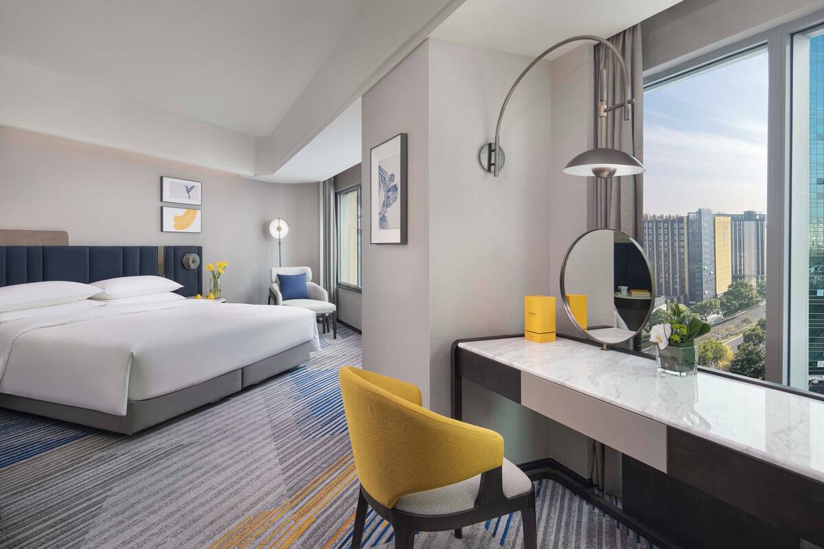 premium bedding, down duvets, minibar, in-room safe