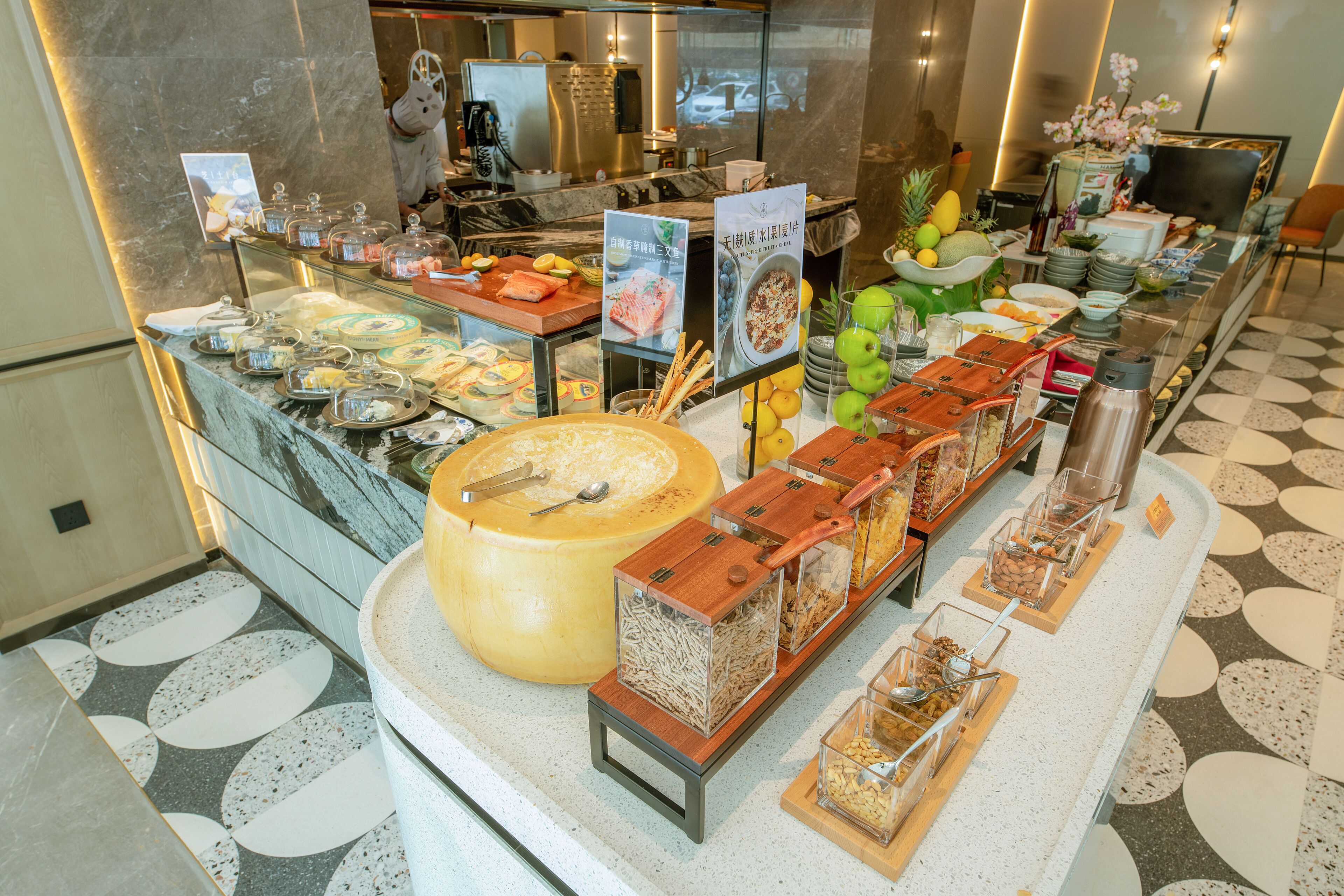 3 restaurants, breakfast served