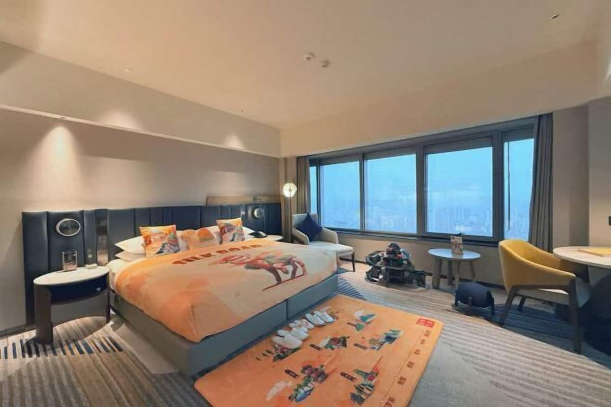 Premium bedding, down duvets, minibar, in-room safe