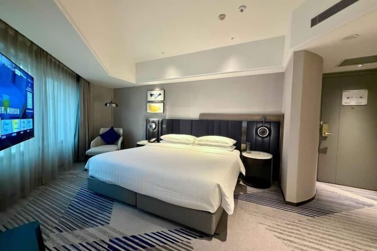 Premium bedding, down comforters, minibar, in-room safe