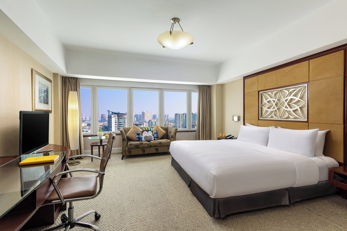 Kamar Standar, 1 Tempat Tidur King, pemandangan kota (High Floor) | Seprai premium, selimut bulu angsa, minibar, dan brankas