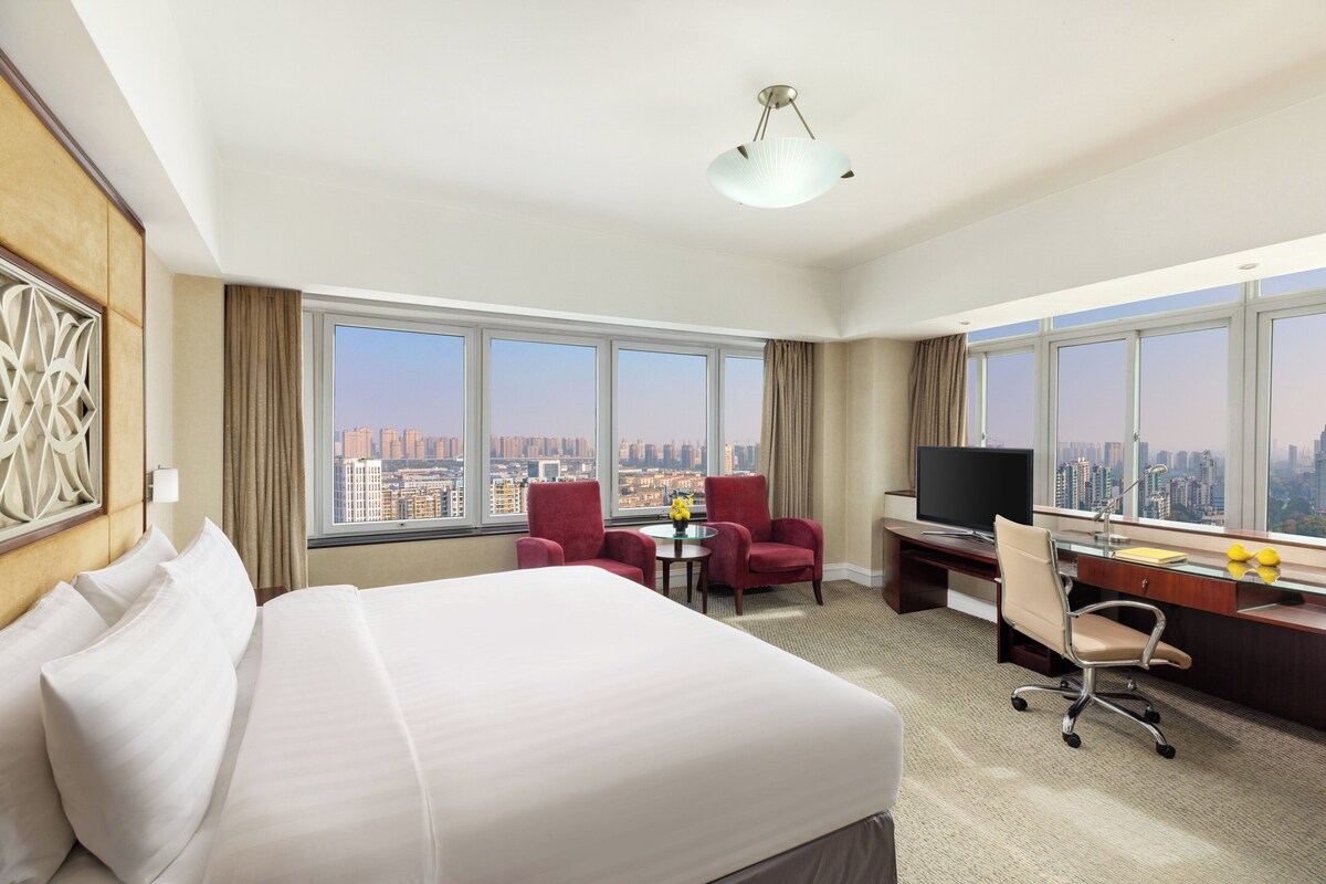 Suite, 1 Tempat Tidur King, pemandangan kota (High Floor) | Seprai premium, selimut bulu angsa, minibar, dan brankas