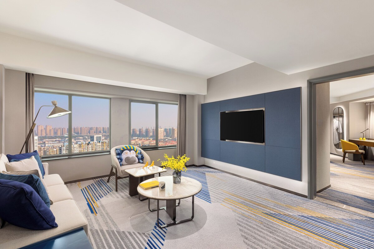 Suite, 1 Tempat Tidur King | Seprai premium, selimut bulu angsa, minibar, dan brankas