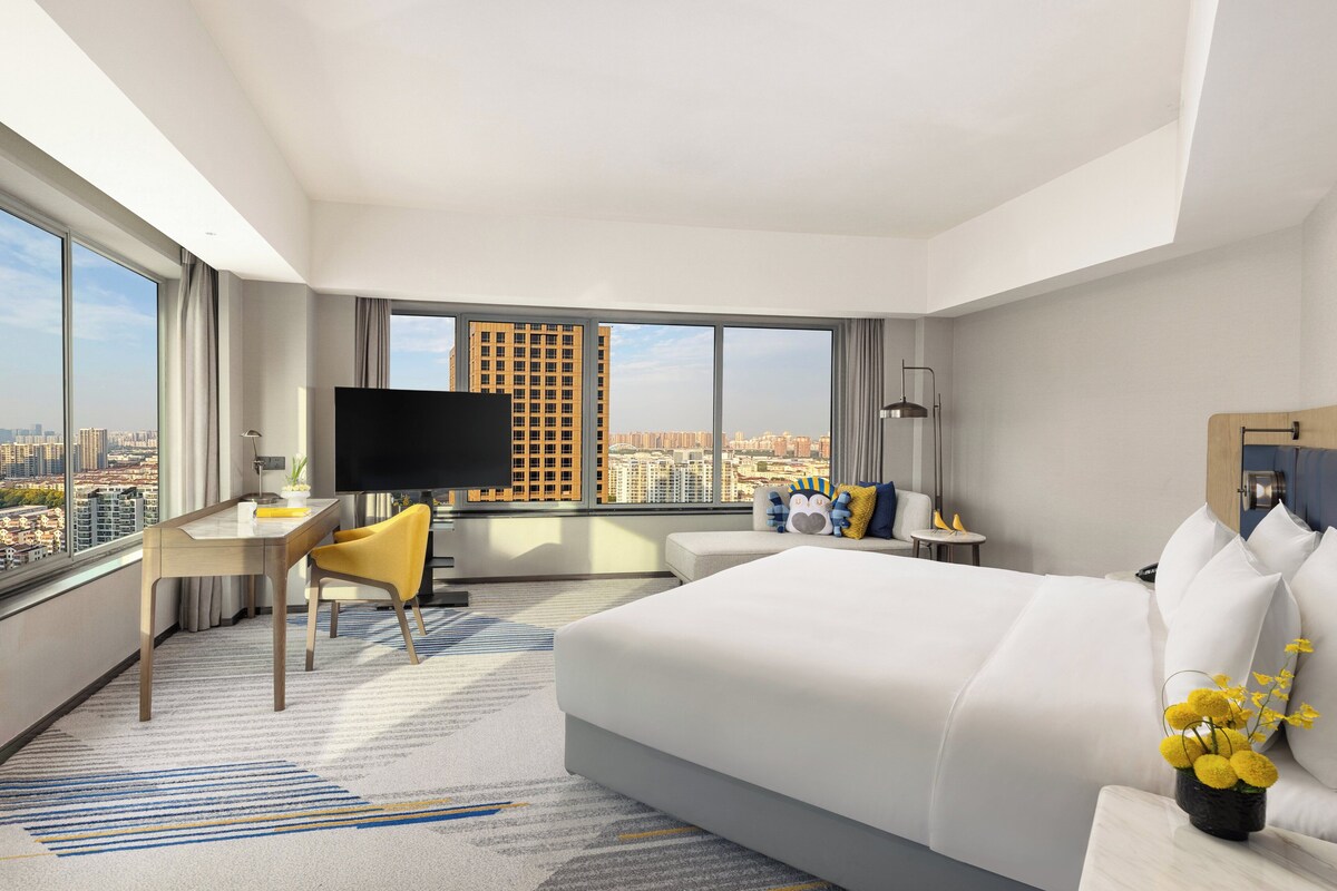 Kamar Grand, 1 Tempat Tidur King | Seprai premium, selimut bulu angsa, minibar, dan brankas