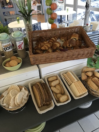 Buffet. Brit Hotel Essentiel Tours Sud – Chambray-lès-Tours