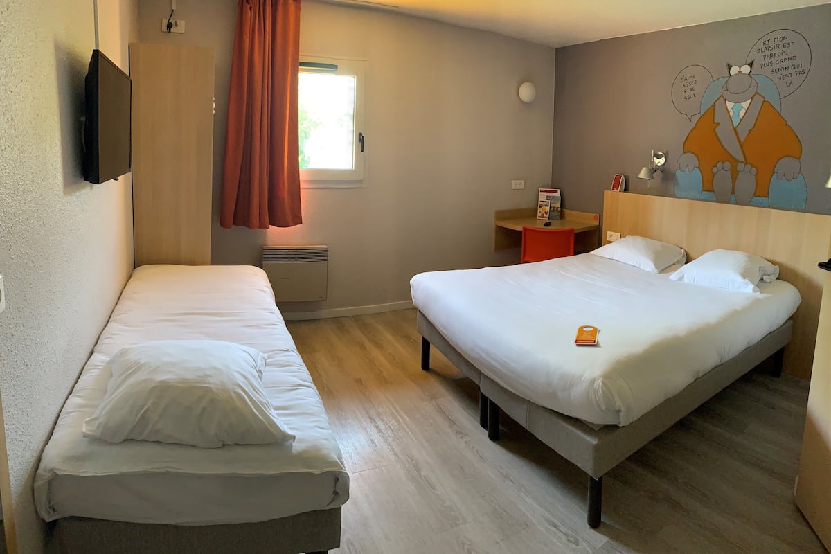 Triple Room, 1 double bed and 1 single bed | Desk, free cribs/infant beds, free WiFi, bed sheets