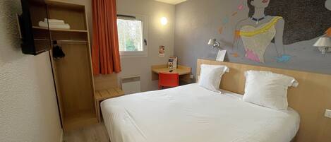 Dobbeltværelse | Skrivebord, gratis baby-/barnesenge, gratis Wi-Fi, sengetøj