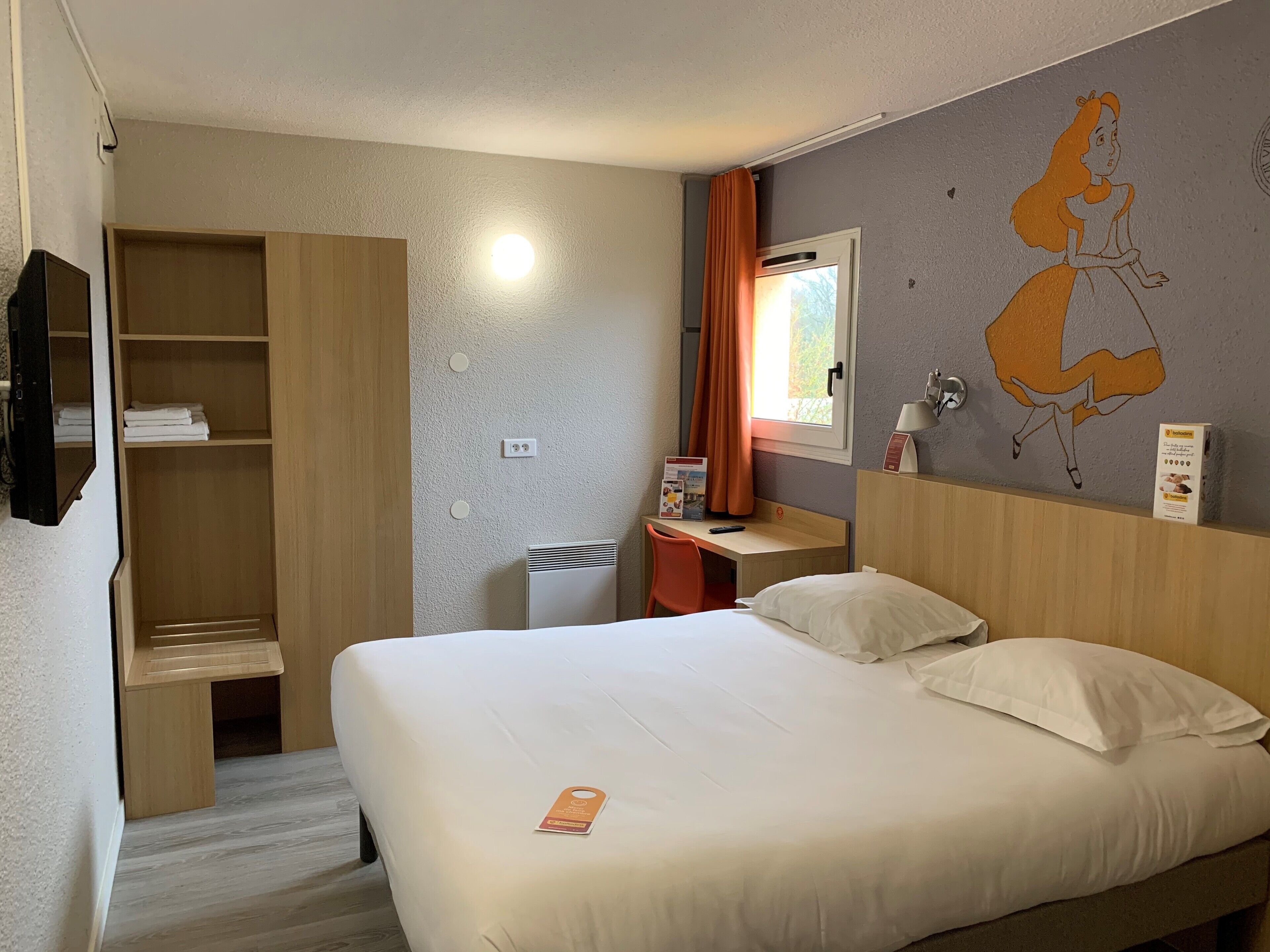 Escritorio, wifi gratis, ropa de cama
