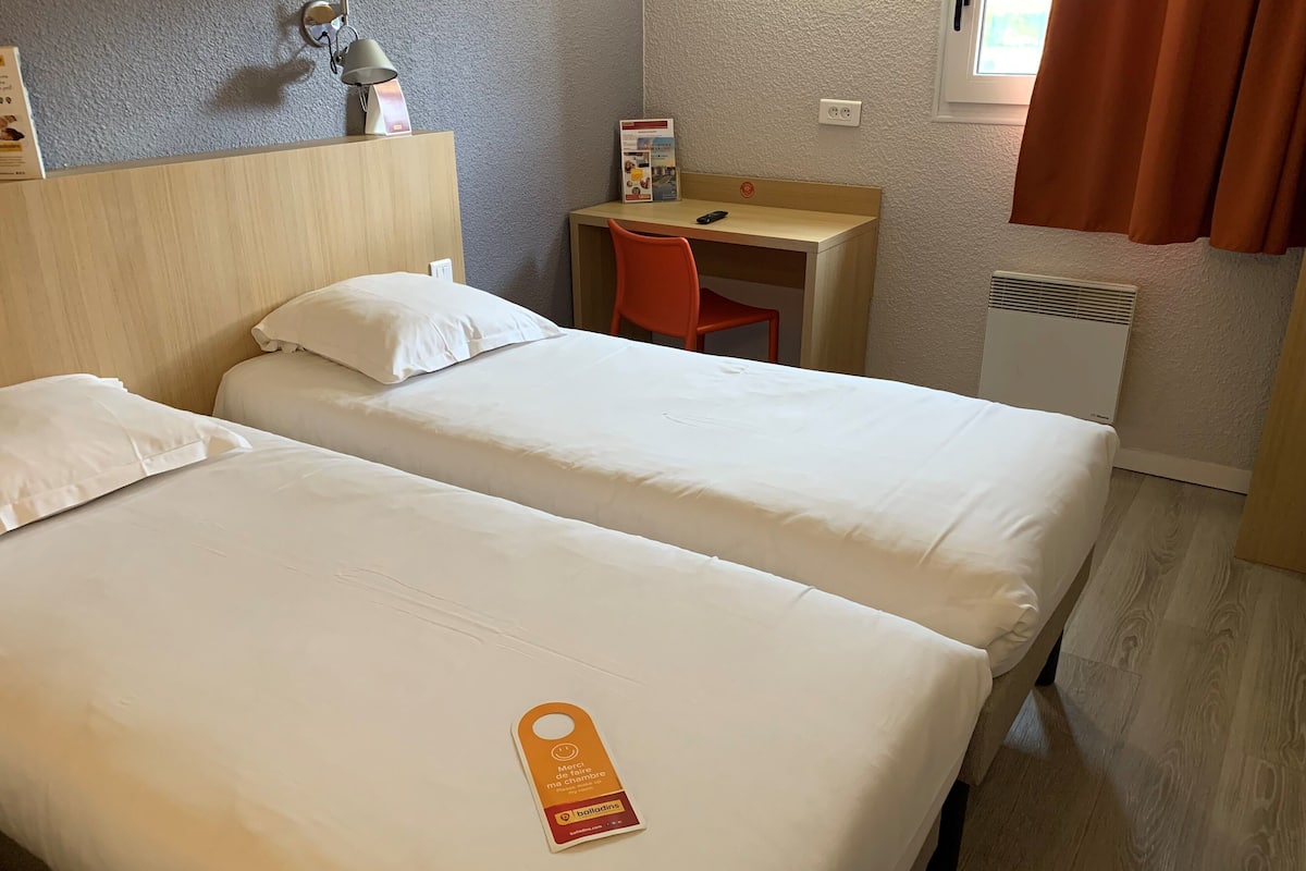 twin room | desk, free cots/infant beds, free wifi, bed sheets