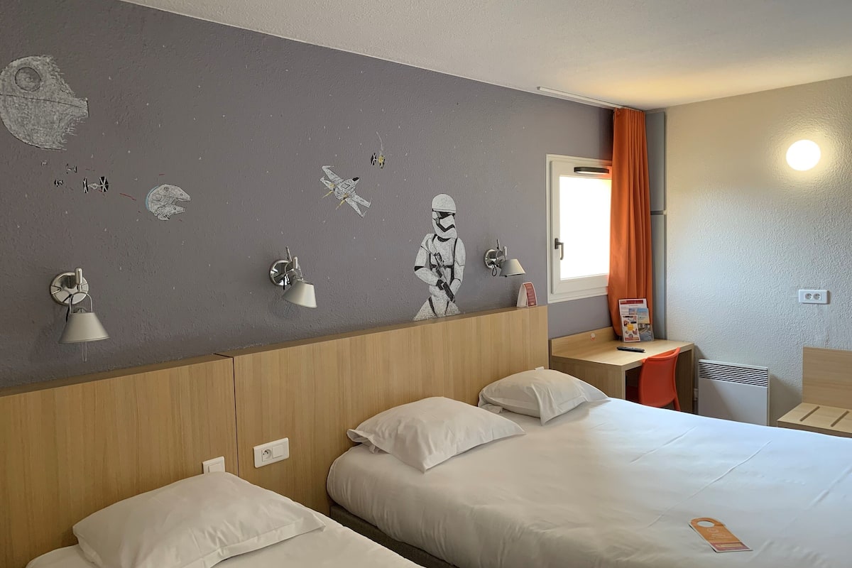 triple room, 1 double bed and 1 single bed | desk, free cots/infant beds, free wifi, bed sheets