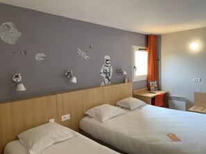 Escritorio, cunas gratuitas, wifi gratis y ropa de cama