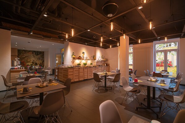 Petit déjeuner buffet (17 EUR par personne)