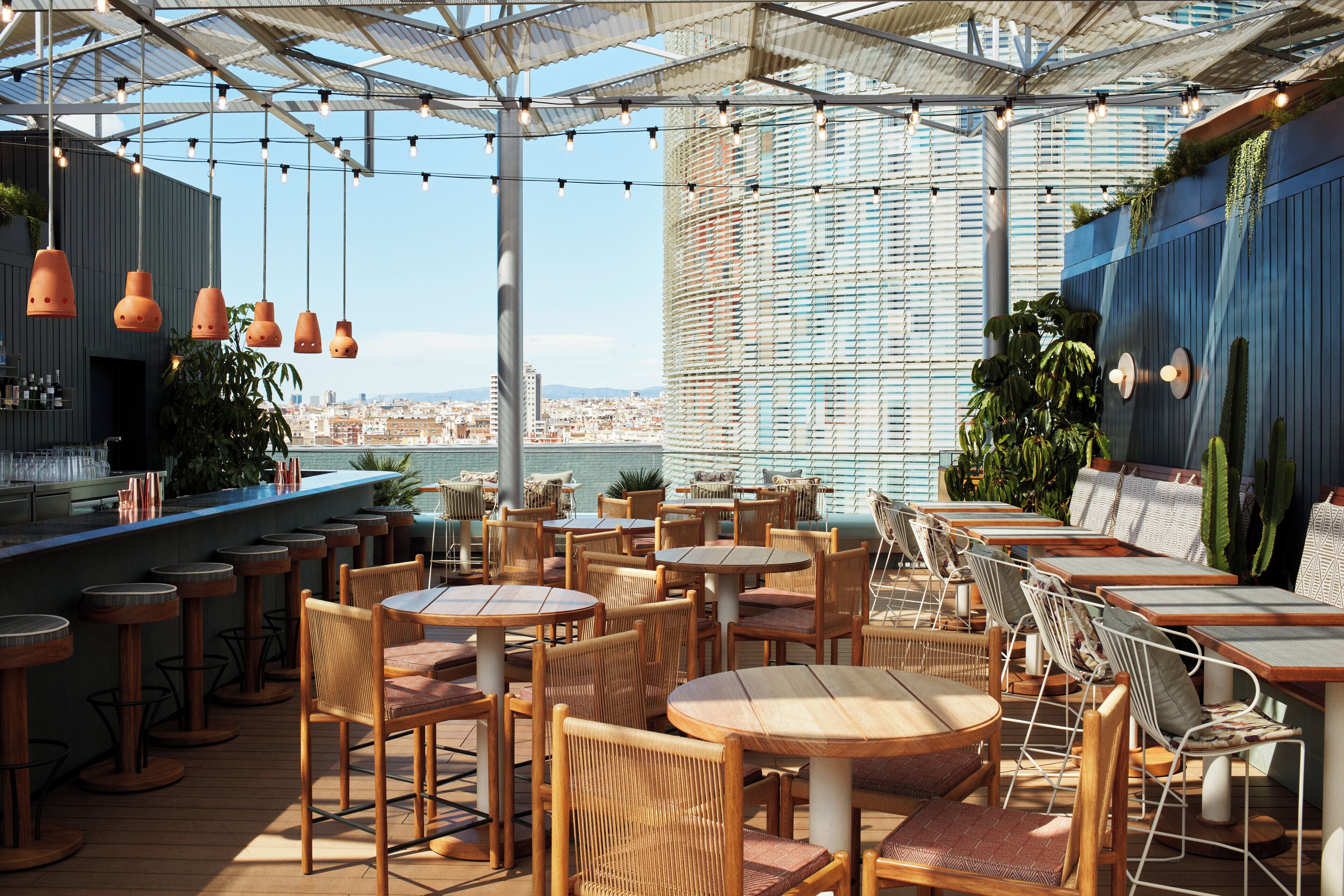 2 restaurants, breakfast, lunch, dinner served; pizza