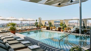 Una piscina al aire libre, tumbonas