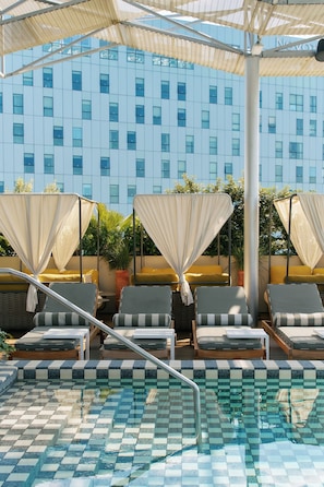 Piscine extérieure, chaises longues