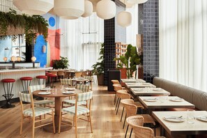 2 间餐厅,供应早餐、午餐和晚餐,披萨饼