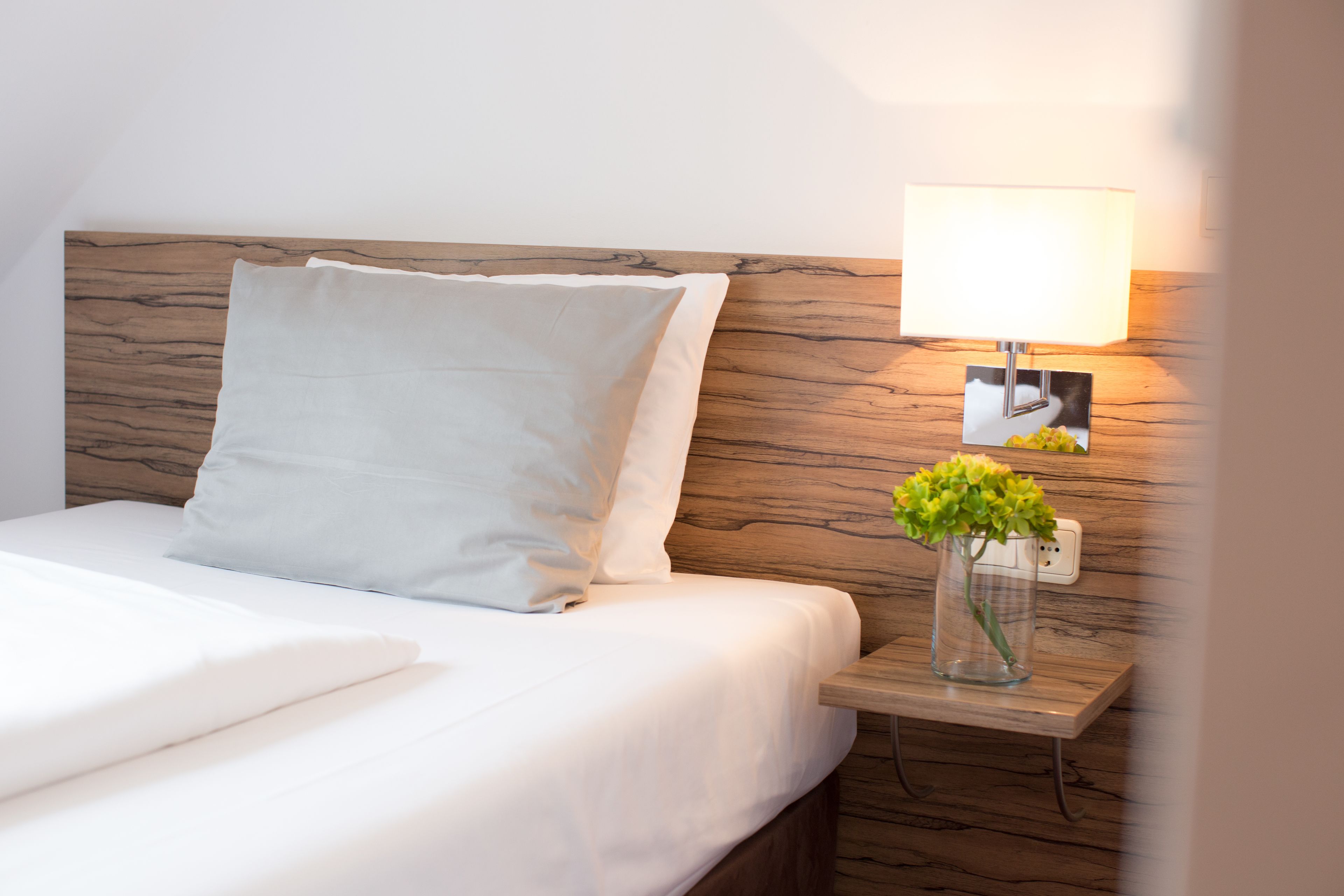 comfort single room courtyard area | 1 bedroom, desk, free wifi, bed sheets