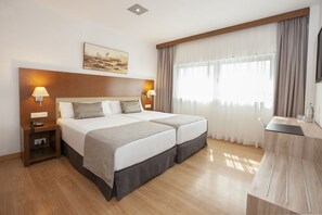 Minibar, in-room safe, desk, blackout drapes - Hotel Las Cañas (Viana)