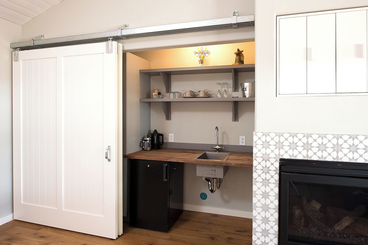 microwave, coffee/tea maker