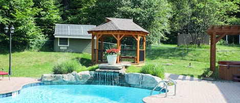 Piscine extérieure en saison