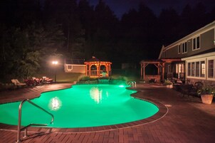 Una piscina al aire libre de temporada