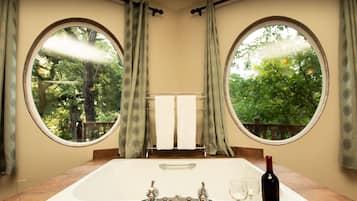 Kamer | Badkamer | Een douche, badjassen, handdoeken