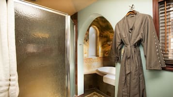 Kamer | Badkamer | Een douche, badjassen, handdoeken