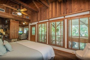 Creekhouse | Premium bedding, iron/ironing board, free WiFi, bed sheets