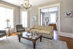 Smart TV 32-inci dengan saluran TV kabel, TV, dan layanan streaming