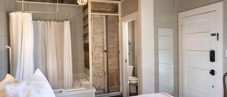 Room, Private Bathroom (Katy Tower) | Bathroom