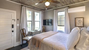 Quarto, banheiro privativo (Katy Tower) | Cofres nos quartos, Wi-Fi de cortesia, roupa de cama