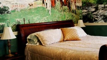 Un dormitorio con una cama de madera, dos lámparas de noche y un cuadro grande de una escena histórica en la pared.