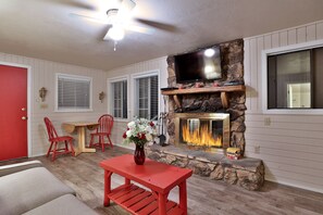 Karen Blixen's Cottage | Individually decorated, individually furnished, blackout drapes - Alpenhorn Bed And Breakfast Inn (Big Bear Lake)